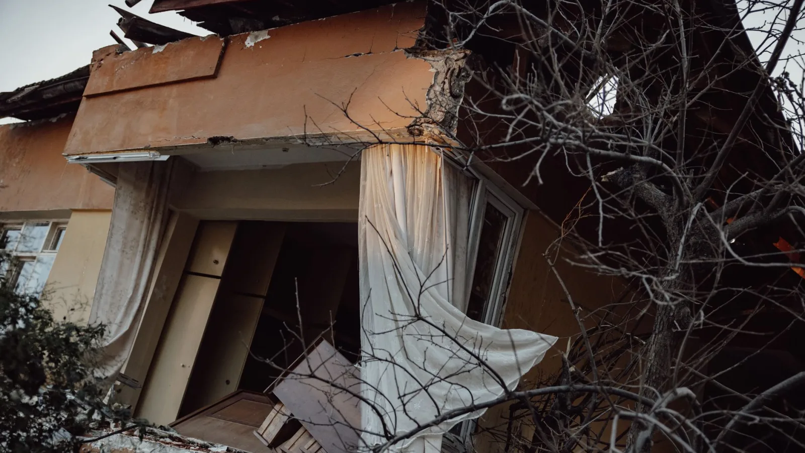 Two Killed as Powerful 7.7-Magnitude Earthquake Strikes Eastern Indonesia
